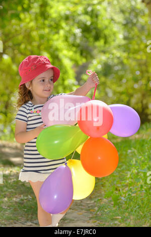 Fille joue au parc d'été avec des baloons Banque D'Images
