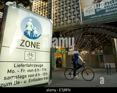 Inscription zone piétonne dans le centre-ville de Cologne, NRW, Allemagne, avec les cyclistes passant Banque D'Images