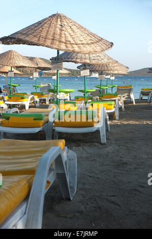 Plage vide avec parasols et chaises longues Banque D'Images