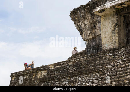 Les gens sur le haut de la structure El Palacio, Palenque ruines, Palenque, Chiapas, Mexique Banque D'Images