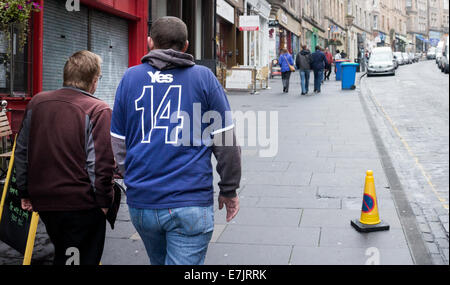 Référendum écossais. Un homme portant un oui 142014 T-Shirt. Cockburn Street, Édimbourg Banque D'Images