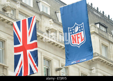 Regent Street, Londres, Royaume-Uni. 19 septembre 2014. La longueur de ligne de drapeaux de Regent Street pour samedi prochain événement du football américain NFL. Crédit : Matthieu Chattle/Alamy Live News Banque D'Images