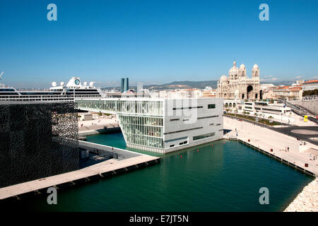 France : partie de Marseille's new development - Museum, port, bateau de croisière, la cathédrale. Banque D'Images