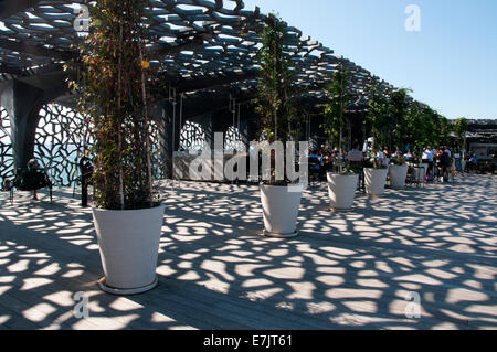 Toit-terrasse ombragée du MuCEM musée dans la nouvelle section du port de Marseille. L'ombrage est un habile structure en béton. Banque D'Images