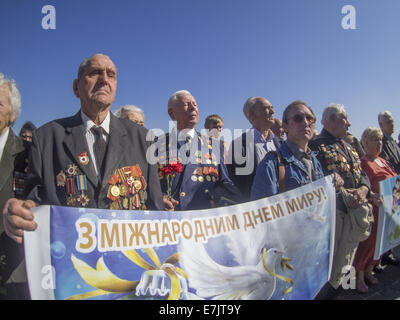 Réunion consacrée à la Journée internationale de la paix, qui a eu lieu près du Musée de la Grande guerre patriotique. Sep 19, 2014. Dans le mois de mars a été suivie par plus d'un millier de personnes : les anciens combattants et les anciens combattants de la guerre d'Afghanistan, les étudiants, les élèves, et à l'écoute des thèmes de la mars Kiev. Crédit : Igor Golovniov/ZUMA/Alamy Fil Live News Banque D'Images