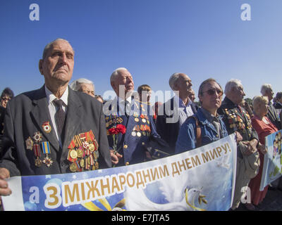 Réunion consacrée à la Journée internationale de la paix, qui a eu lieu près du Musée de la Grande guerre patriotique. Sep 19, 2014. Dans le mois de mars a été suivie par plus d'un millier de personnes : les anciens combattants et les anciens combattants de la guerre d'Afghanistan, les étudiants, les élèves, et à l'écoute des thèmes de la mars Kiev. Crédit : Igor Golovniov/ZUMA/Alamy Fil Live News Banque D'Images