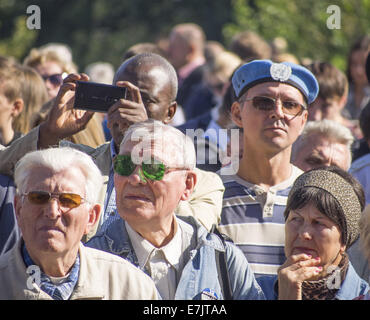 Réunion consacrée à la Journée internationale de la paix, qui a eu lieu près du Musée de la Grande guerre patriotique. Sep 19, 2014. Dans le mois de mars a été suivie par plus d'un millier de personnes : les anciens combattants et les anciens combattants de la guerre d'Afghanistan, les étudiants, les élèves, et à l'écoute des thèmes de la mars Kiev. Crédit : Igor Golovniov/ZUMA/Alamy Fil Live News Banque D'Images