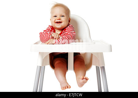 Portrait de bébé avec bouche sale après avoir mangé. Bébé assis sur une chaise. Banque D'Images