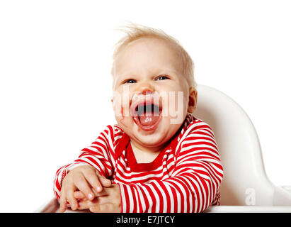 Portrait de bébé avec bouche sale après avoir mangé. Banque D'Images