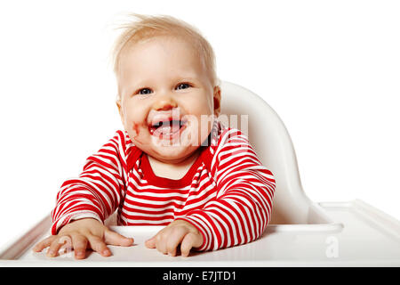 Portrait de bébé avec bouche sale après avoir mangé. Banque D'Images