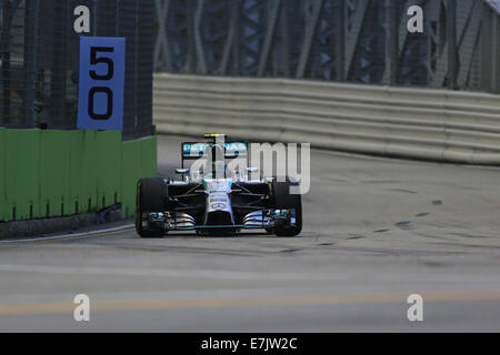 Marina Bay Street Circuit, Singapour. Sep 19, 2014. Grand Prix de Formule 1 de Singapour. Mercedes de Nico Rosberg prend pour le circuit au cours de séance d'essais vendredi : Action Crédit Plus Sport/Alamy Live News Banque D'Images