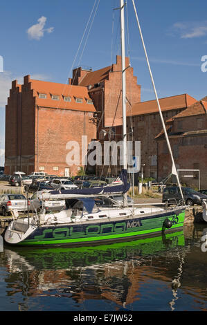 Stralsund, Fährkanal et anciens entrepôts, Baltique, l'Allemagne. Banque D'Images