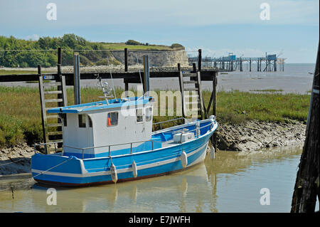 Bateau de pêche amarré sur l'estuaire de la Gironde, Charente Maritime, Poitou Charentes France Banque D'Images