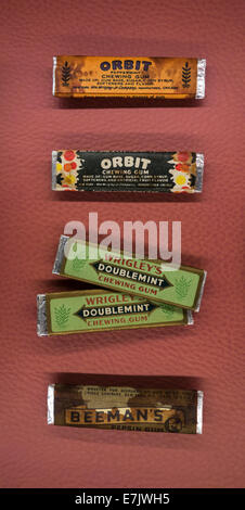 Ancienne orbite, Wrigley's et Beeman's chewing-gum américain de wrappers Seconde Guerre mondiale, deux soldats Banque D'Images
