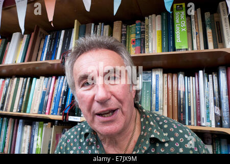 Laugharne Wales UK, vendredi 19 septembre 2014. Bookseller Jeff communes dans son atelier à la librairie MOBILE DYLANS GALLES ÉTRANGE FESTIVAL sur tout ce week-end à Laugharne, Carmarthenshire. KATHY DEWITT/ALAMY LIVE NEWS Banque D'Images