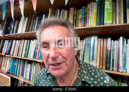 Laugharne Wales UK, vendredi 19 septembre 2014. Bookseller Jeff communes dans son atelier à la librairie MOBILE DYLANS GALLES ÉTRANGE FESTIVAL sur tout ce week-end à Laugharne, Carmarthenshire. KATHY DEWITT/ALAMY LIVE NEWS Banque D'Images