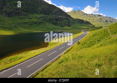 Route de montagne vide en Ecosse. Route A83 Argyll et Bute. Banque D'Images