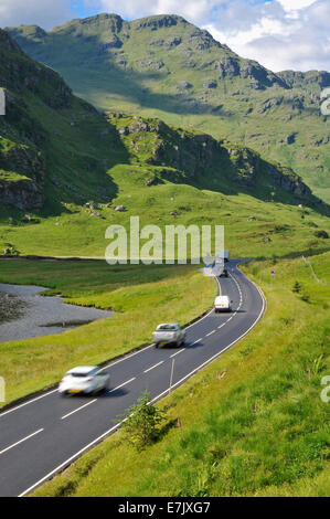 Route de montagne en Ecosse. Route A83, le Loch Restil, Argyll and Bute, Ecosse. Banque D'Images