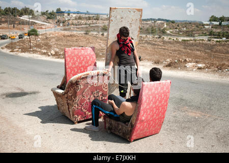 Nabi Saleh, en Cisjordanie, en territoire palestinien. 19 Septembre, 2014. Des manifestants palestiniens au cours de la manifestation hebdomadaire contre l'occupation israélienne de la Cisjordanie. Crédit : Marco Bottelli/Pacific Press/Alamy Live News Banque D'Images