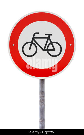 Pas de vélo et pas d'entrée pour les vélos traffic sign against white background Banque D'Images