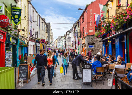 Pubs, restaurants et magasins sur Quay Street dans le Quartier Latin de la ville de Galway, comté de Galway, en République d'Irlande Banque D'Images