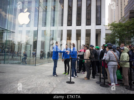 New York, USA. 19 Septembre, 2014. Les employés Apple homme les lignes à l'extérieur de l'Apple Store de la Cinquième Avenue à New York pour acheter le nouvel iPhone 6 et 6 Plus sur le jour de sa libération. Les nouveaux téléphones ont été introduits contiennent le nouvel iOS 8 et la 6 Plus sport un grand écran 5,5 pouces. Crédit : Richard Levine/Alamy Live News Banque D'Images