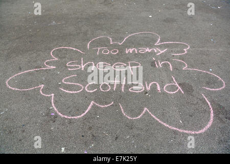 George Square, Glasgow, Écosse, Royaume-Uni, vendredi 19 septembre 2014. Le lendemain du vote de l'Écosse au référendum sur l'indépendance, un message de craie est écrit sur le terrain à George Square, dans le centre-ville de Glasgow. Banque D'Images