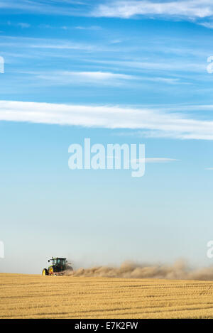 Plume de poussière créé par un tracteur disking un champ près de Milton Freewater, Oregon. Banque D'Images