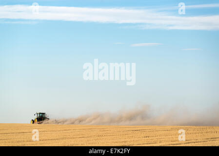 Plume de poussière créé par un tracteur disking un champ près de Milton Freewater, Oregon. Banque D'Images