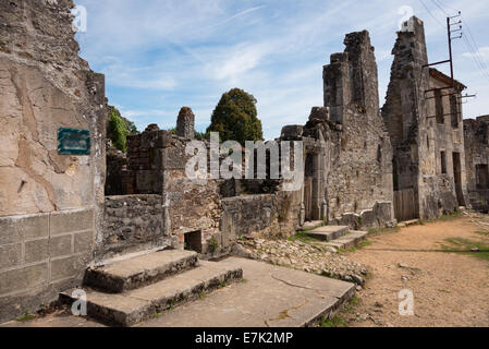 Dans la rue Oradour-sur-Glane Waffen-SS en 1944 pendant la Seconde Guerre mondiale comme représailles contre l'activité de résistance Banque D'Images