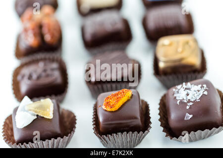 Truffes au chocolat gastronomique délicieux faits à la main par chocolatier professionnel. Banque D'Images