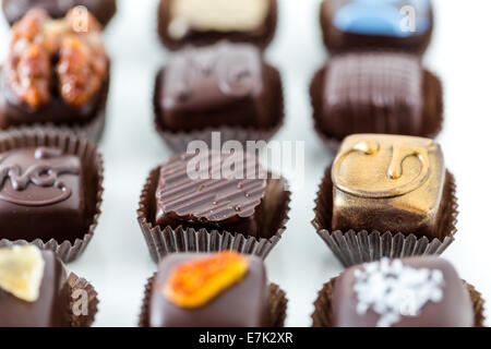 Truffes au chocolat gastronomique délicieux faits à la main par chocolatier professionnel. Banque D'Images