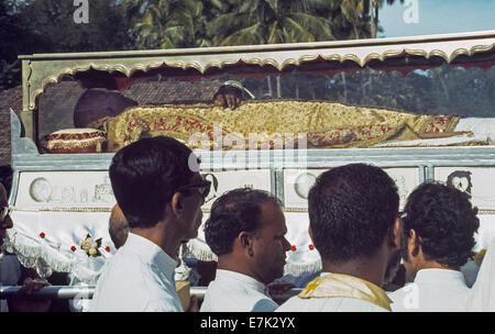 Le corps de Saint François-Xavier est perçu par l'intermédiaire de son cercueil en verre et en argent en 1974 tout en étant dans un défilé de son dernier lieu de repos dans la Basilique Bom Jesus de la cathédrale se trouvent à proximité au cours de l'Ostension solennelle de ses reliques sacrées qui se produit tous les 10 ans à Goa, Inde. Comme le premier missionnaire jésuite et co-fondateur de la Compagnie de Jésus, Xavier est arrivé à Goa en 1542 pour restaurer le christianisme aux colons portugais là et ailleurs en Asie. Le Pape a déclaré qu'un saint de 70 ans après sa mort en 1552. Photo historique. Banque D'Images