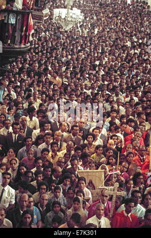 Des milliers de catholiques romains et d'autres pèlerins s'entassent dans la Cathédrale Se en 1974 pour voir le corps de Saint François Xavier qui est amené à partir de son dernier lieu de repos dans la basilique à proximité au cours de Bom Jesus l'Ostension solennelle de ses reliques sacrées qui se produit tous les 10 ans à Goa, Inde. Comme le premier missionnaire jésuite et co-fondateur de la Compagnie de Jésus, Xavier est arrivé à Goa en 1542 pour restaurer le christianisme aux colons portugais là et ailleurs en Asie. Le Pape a déclaré qu'un saint de 70 ans après sa mort en 1552. Photo historique. Banque D'Images