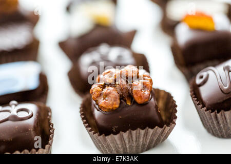 Truffes au chocolat gastronomique délicieux faits à la main par chocolatier professionnel. Banque D'Images