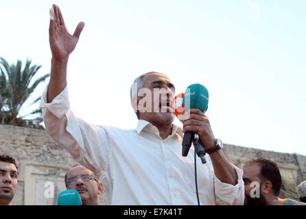 (140919) -- Tripoli, 19 septembre (Xinhua) -- La Libye est soutenu par le Premier ministre islamiste Omar al-Hasi traite ses partisans à un rassemblement à la Place des Martyrs à Tripoli, en Libye, le 19 septembre 2014. Des centaines de personnes sont descendues dans la rue à Tripoli pour montrer leur soutien à l'islamiste soutenu le Premier Ministre Omar al-Laaa. Depuis juillet, la Libye a été jongler avec deux gouvernements rivaux, l'un dirigé par Hasi islamiste et l'autre dirigée par pro-laïques Abdullah al-Thinni, qui est maintenant sur l'exil en Libye orientale de la ville de Tobrouk. (Xinhua/Hamza Turkia) Banque D'Images