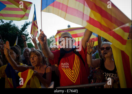 Barcelone, Espagne. 19 Septembre, 2014. Des manifestants pro-indépendance crier des slogans à l'extérieur du Parlement catalan. Le Parlement catalan a voté aujourd'hui pour approuver la loi qui permet de faire appel à un référendum d'autodétermination. Crédit : Jordi Boixareu/Alamy Live News Banque D'Images