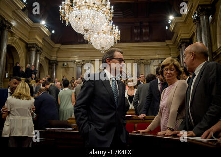 Barcelone, Espagne. 19 Septembre, 2014. Président de Catalogne Artur Mas des entretiens avec des membres de son groupe instants avant de démarrer le débat à approuver une loi permettant à un référendum sur l'indépendance. Le Parlement catalan a voté aujourd'hui pour approuver la loi qui permet de faire appel à un référendum d'autodétermination. Crédit : Jordi Boixareu/Alamy Live News Banque D'Images