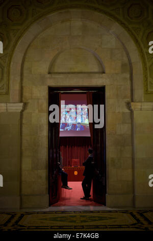 Barcelone, Espagne. 19 Septembre, 2014. Les travailleurs de la le Parlement Catalan regarder le débat de la loi sur le référendum dans une salle avec un écran de télévision.Le Parlement catalan a voté aujourd'hui pour approuver la loi qui permet de faire appel à un référendum d'autodétermination. Crédit : Jordi Boixareu/Alamy Live News Banque D'Images