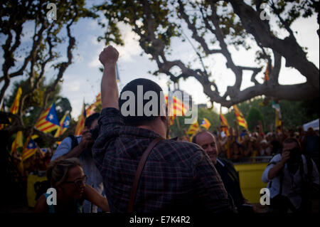 Barcelone, Catalogne, Espagne. Sep 19, 2014. David Fernandez, parlamentarian tasse pour l'Unité Populaire (Candidatures), un pays Catalans de gauche parti pro-indépendantiste, accueille les gens à l'extérieur le Parlement Catalan après l'approbation de la Loi autorisant le gouvernement de Catalogne pour appeler à un référendum d'autodétermination de l'Espagne.Le Parlement catalan a voté aujourd'hui pour approuver la loi qui permet de faire appel à un référendum d'autodétermination. © Jordi Boixareu/ZUMA/Alamy Fil Live News Banque D'Images