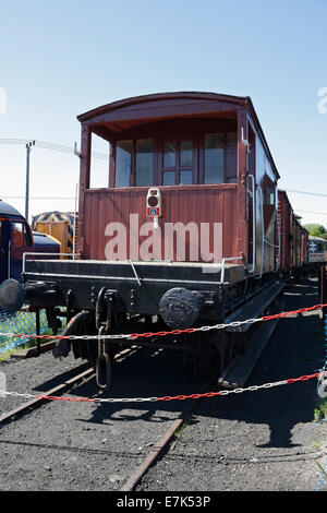 Une vieille fourgonnette de garde de chemin de fer dans les sidings à Barrow Hill Engine Shed, Chesterfield Derbyshire Angleterre Banque D'Images