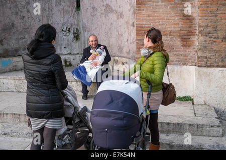 Père nourrir bébé Banque D'Images