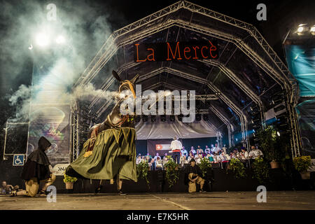 Barcelone, Espagne. 19 Septembre, 2014. Le ''Donkey'' de Barcelone des danses en face de l'hôtel de ville parmi des milliers de citoyens après le festival de la ville a été inauguré. Credit : Matthias Rickenbach/ZUMA/ZUMAPRESS.com/Alamy fil Live News Banque D'Images