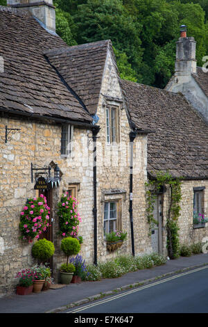 Maisons et boutiques le long de High Street, Castle Combe, Wiltshire, Angleterre Banque D'Images