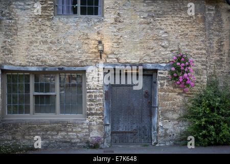 Porte d'accueil le long de High Street, Castle Combe, Wiltshire, Angleterre Banque D'Images