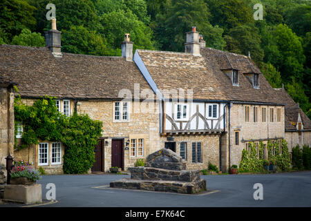 Maisons et des magasins le long de la High Street, Castle Combe, les Cotswolds, Wiltshire, Angleterre Banque D'Images