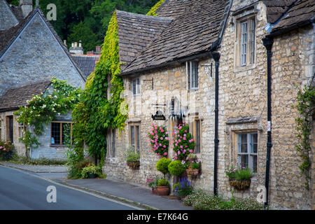 Tôt le matin le long de la High Street, Castle Combe, les Cotswolds, Wiltshire, Angleterre Banque D'Images