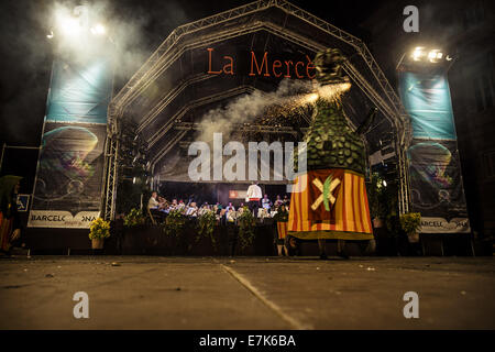 Barcelone, Espagne. 19 Septembre, 2014. Le ''Eagle de Barcelone'' des danses en face de l'hôtel de ville parmi des milliers de citoyens après le festival de la ville a été inauguré. Credit : Matthias Rickenbach/ZUMA/ZUMAPRESS.com/Alamy fil Live News Banque D'Images