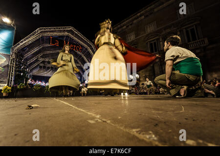 Barcelone, Espagne. 19 Septembre, 2014. "La danse des géants de Barcelone en face de l'hôtel de ville parmi des milliers de citoyens après le festival de la ville a été inauguré. Credit : Matthias Rickenbach/ZUMA/ZUMAPRESS.com/Alamy fil Live News Banque D'Images