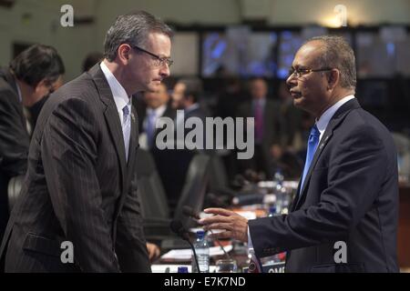 Guatemala City, Guatemala. Sep 19, 2014. Secrétaire général adjoint de l'Organisation des États américains (OEA), Albert Ramdin (R), et le Ministre des affaires étrangères du Costa Rica, Manuel Gonzalez Sanz (L), prendre part à la session plénière de la 46e assemblée générale spéciale de l'OEA, à Guatemala City, la capitale du Guatemala, le 19 septembre 2014. L'OEA a tenu une réunion spéciale pour discuter des options possibles dans la lutte contre la drogue en Amérique. © Luis Echeverria/Xinhua/Alamy Live News Banque D'Images